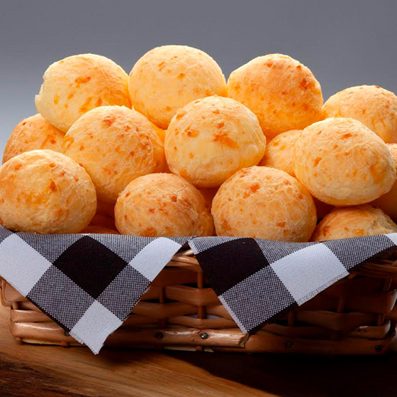 Pão de queijo quentinho, dourado por fora, macio por dentro e cheio de sabor. Irresistível! 😋