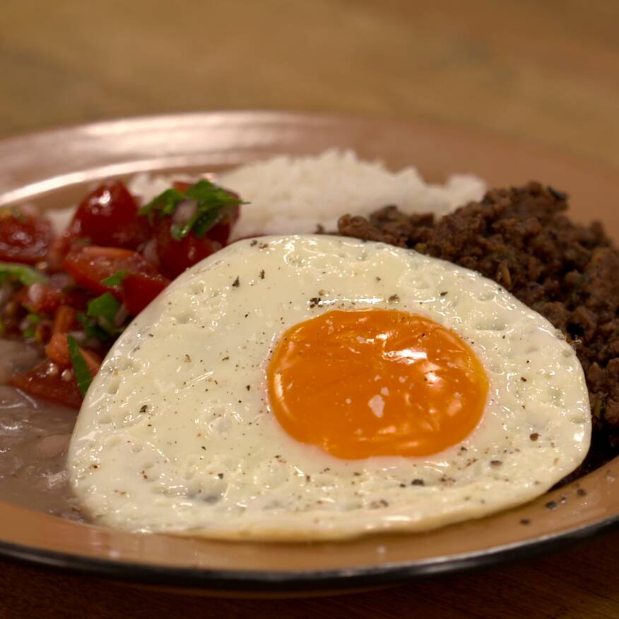 Feijão, arroz, farofa e dois ovos fritos.