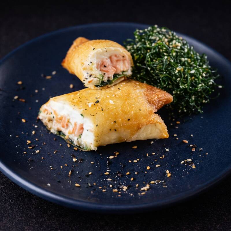 2 unidades de rolinho na massa de harumaki com salmão, cream cheese e couve.