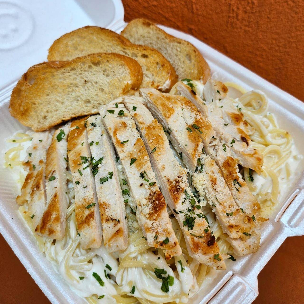 Pasta a la Crema con Pollo a la Plancha