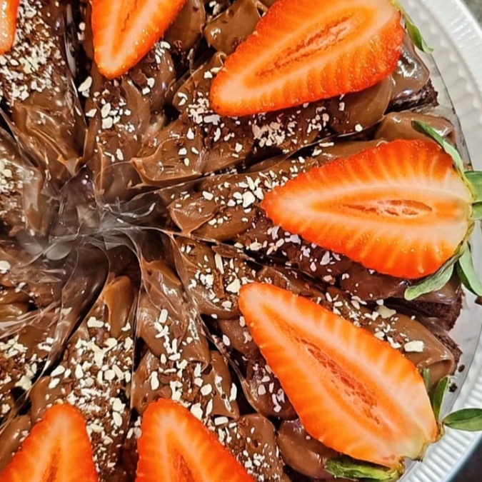 Obaa!! UMA DELICIOSA FATIA CHOCOLATUDA, RECHEIO DE CHOCOLATE BRANCO E MORANGOS SELECIONADOS