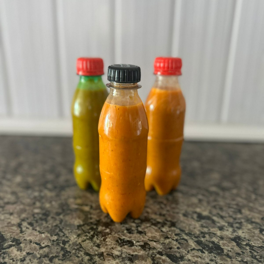 Molho de pimenta feito com pimenta cumbari e dedo de moça e tempero da casa. garrafa 200 ml