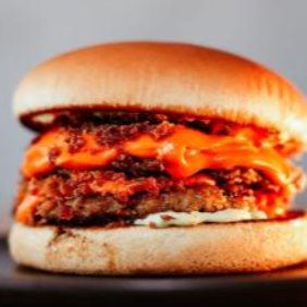 Para amantes do basico fora do basico ,pão brioche, maionese, 2 Smash burguer artesanal 80g cada, queijo cheddar coberto com bacon em cubos crispy.