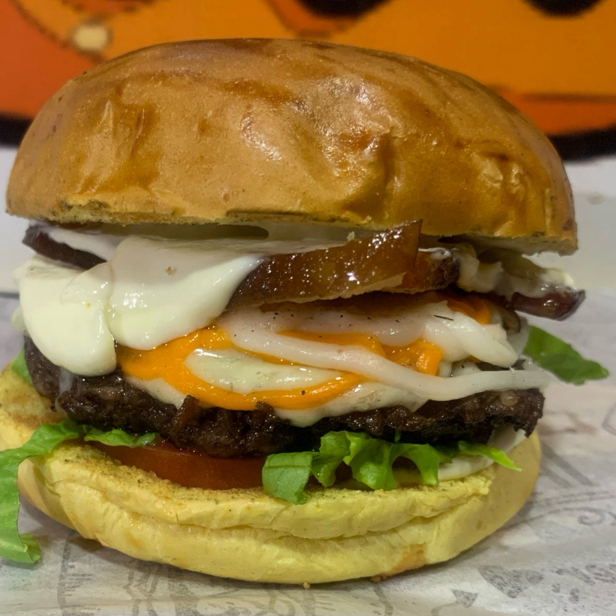 PÃO BRIOCHE, CARNE, MOLHO DA CASA, BACON, CATUPIRY, CHEDDAR, ALFACE, TOMATE