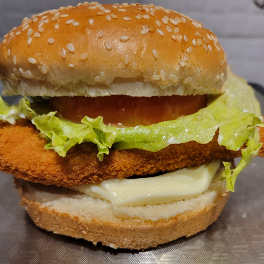 Steak de Frango 100g, Requeijão Cremoso, Alface, Maionese Especial.