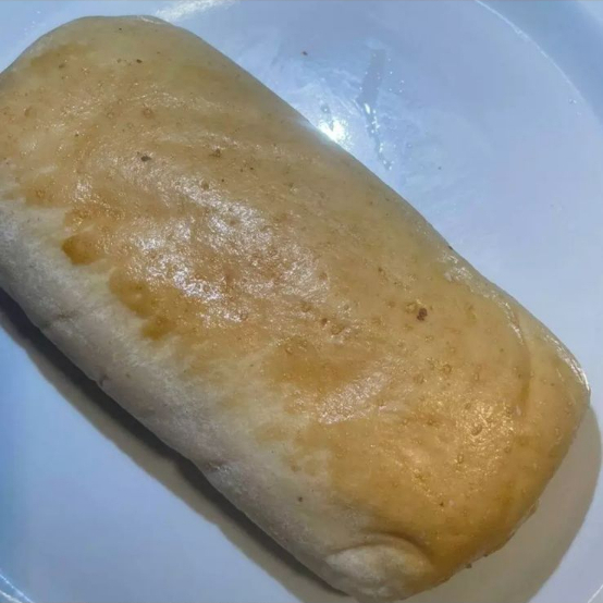 Pão ,acio levemente tostado , recheado com generosas fatias de presunto e queijo . Uma combinação clássica , saborosa e perfeita para qual quer hora do dia .Simples , gostosa e irresistível.
