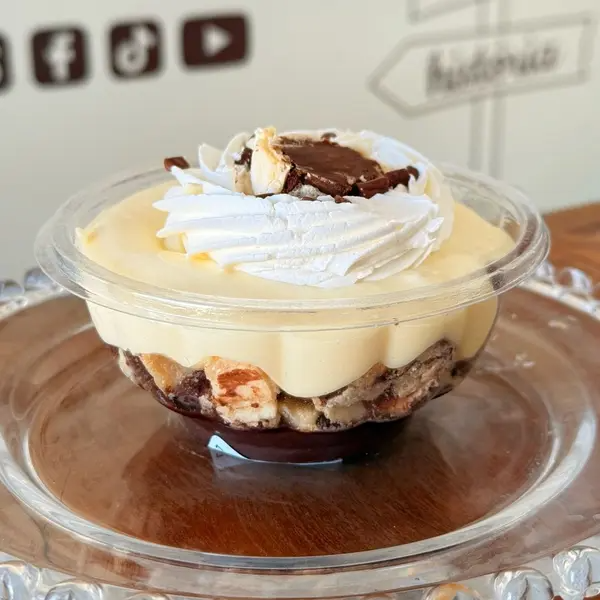 Essa Combinação de Chocolates Ficou Incrível nessa Sobremesa de Mouse de Chocolate, Bombom Ouro Branco Triturado Grosseiramente , Nosso Magnífico Creme de Ninho, Chantininho e Bombom Ouro Branco. - Aproximadamente 250ml -