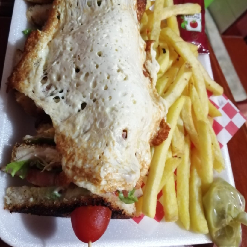 Club Sandwich "A La Santi" con Papas
