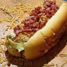 Pão, 1 salsicha perdigão, purê de batata caseiro, vinagrete, ervilha, milho verde, batata palha, ketchup, mostarda, maionese, calabresa, queijo ralado e bacon