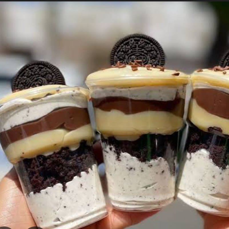 Recheio de brawnie, brigadeiro branco aerado, creme de Ninho com brigadeiro gourmet com a finalização com um delicioso biscoito Oreo.