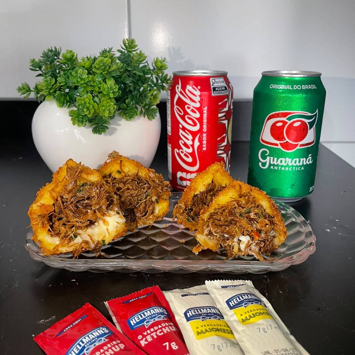 Experimente a coxinha irresistível crocante com sabor marcante e único que vai conquistar seu paladar.
