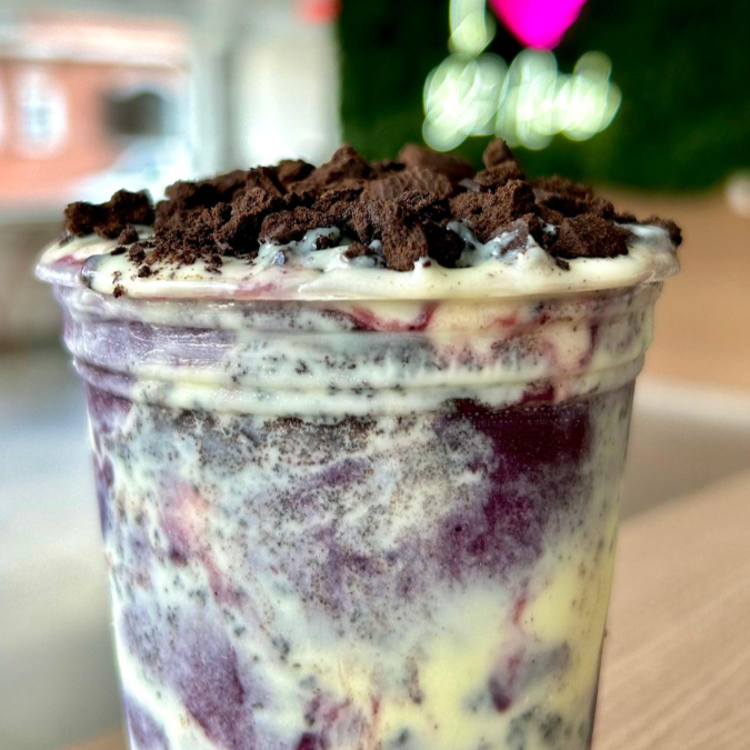 Um delicioso Creme de Leite Ninho (maravilhoso mesmo!) + Negresco (super crocante) + Açaí super crocante.