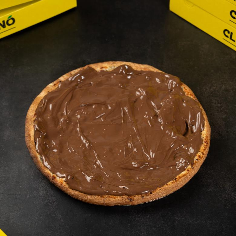 Uma base cremosa de creme de leite, coberta com mussarela derretida e finalizada com uma generosa camada de Nutella.