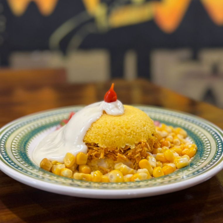 Delicioso cuscuz recheado com frango desfiado, creme de queijo, vinagrete e milho.