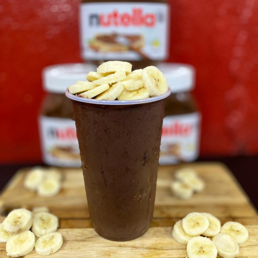 Açaí Trufado (Vários Tamanhos) Uma explosão de sabor e cremosidade! 🍫 Se o açaí sozinho já é bom, trufado ele fica surreal! Imagine o nosso açaí super gelado combinado com uma camada generosa e irresistível de trufa, criando um contraste de sabores que derrete na boca. É a escolha definitiva para os verdadeiros apaixonados por sobremesas intensas. Dê o seu toque final: Combine essa delícia com frutas frescas ou cereais crocantes. Disponível nos tamanhos 300ml, 440ml, 550ml e 770ml. Prepare-se: cada colherada é um caminho sem volta! 😍🔥