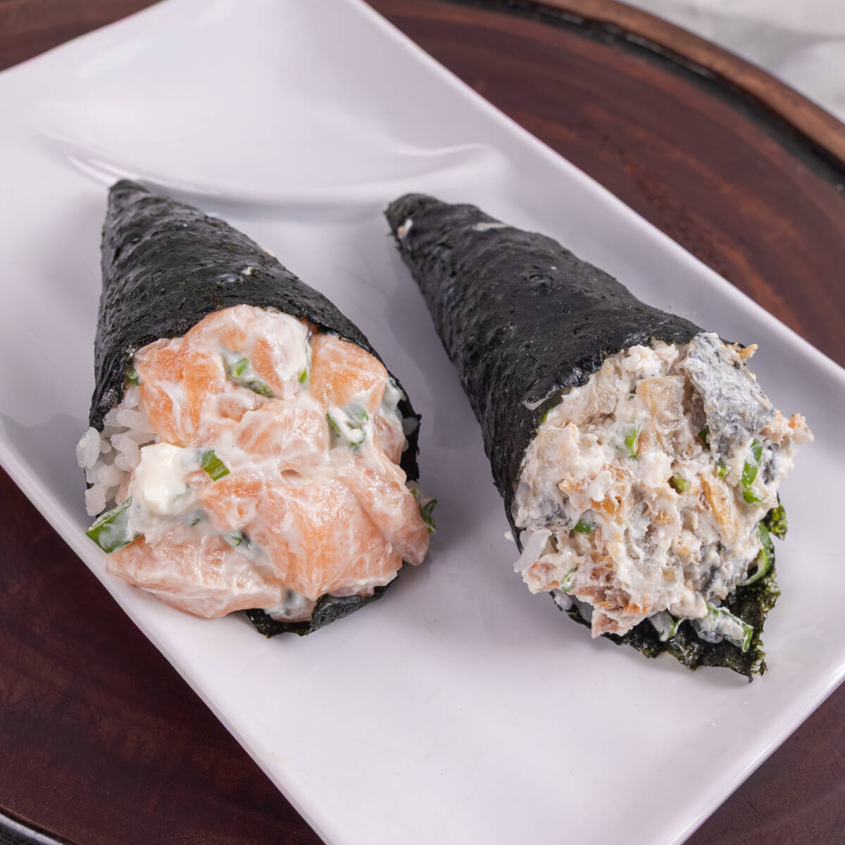 1 Temaki de Salmão + 1 Temaki Skin Combo com 1 temaki de salmão fresco e 1 temaki skin crocante, preparados com arroz japonês temperado e alga crocante. Uma combinação equilibrada, reunindo frescor e sabor marcante, ideal para quem quer variar no clássico da culinária japonesa. 🍣✨