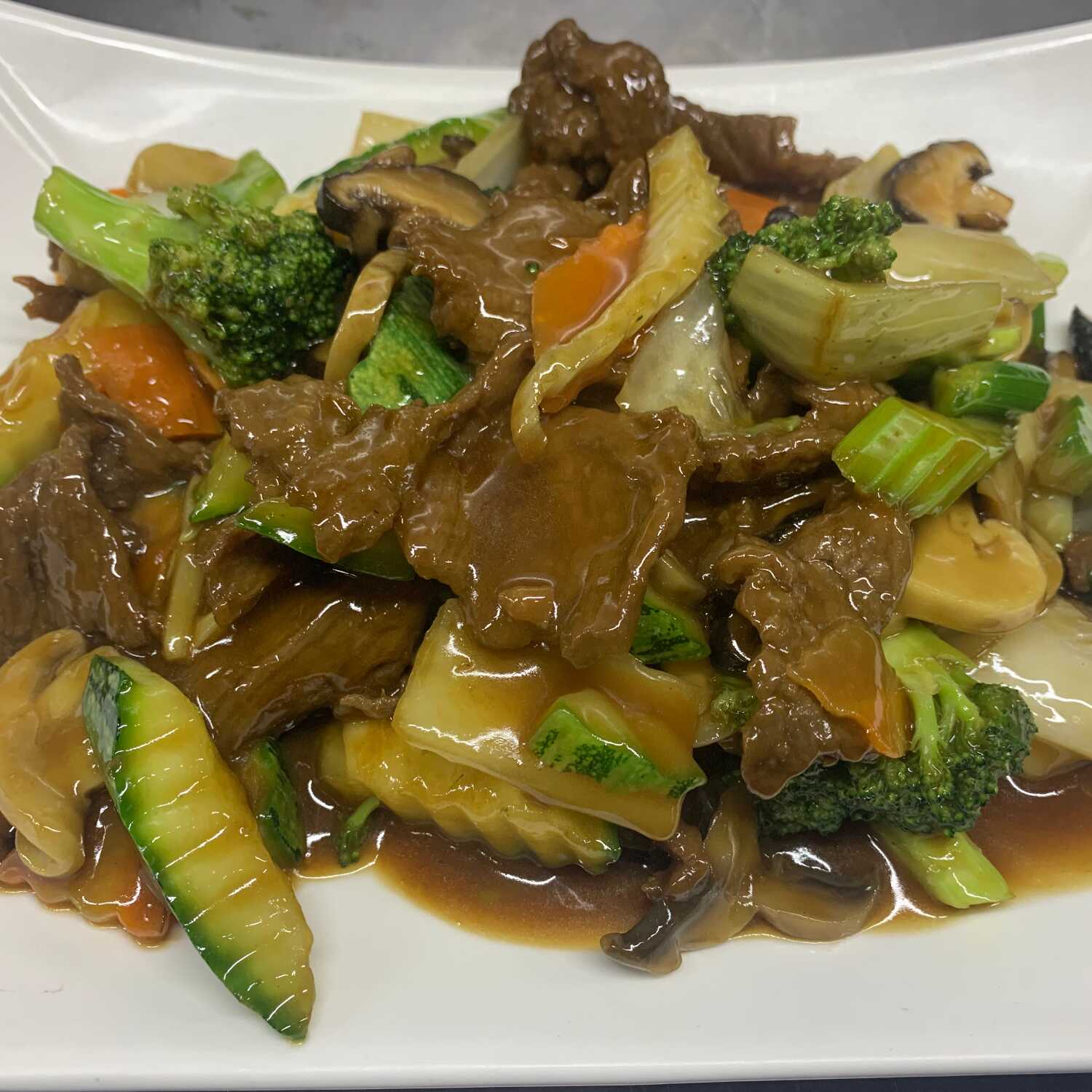 Lengua de Res con Champiñones y Verduras