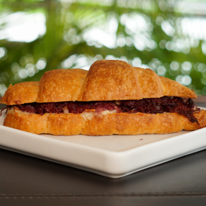Croissant com recheio de carne seca e requeijão.