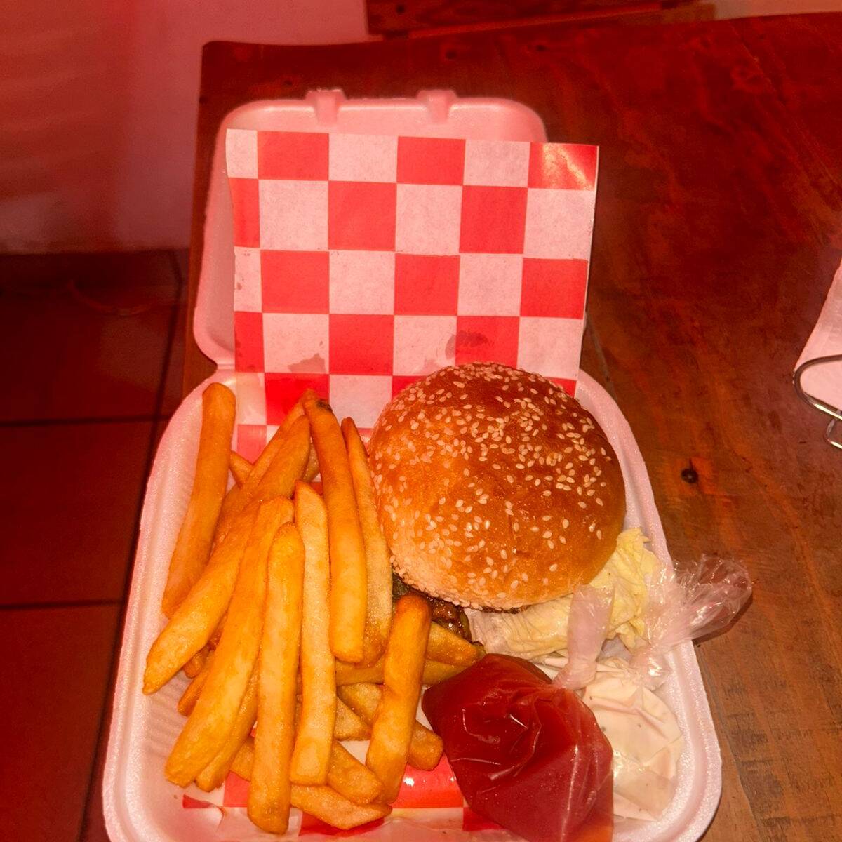 HAMBURGUESA CON PAPAS
