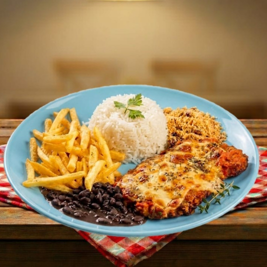 Desfrute da perfeita harmonia entre a suculência do frango e a textura crocante nesta releitura única. Peitos de frango tenros são habilmente empanados em uma mistura de panko e queijo parmesão, criando uma crosta dourada e irresistível. Cobertos com nosso molho de tomate artesanal e queijo derretido, cada garfada é uma explosão de sabores que eleva o clássico parmegiana a novas alturas. Uma experiência gastronômica que satisfaz os sentidos e deixa um sabor memorável.