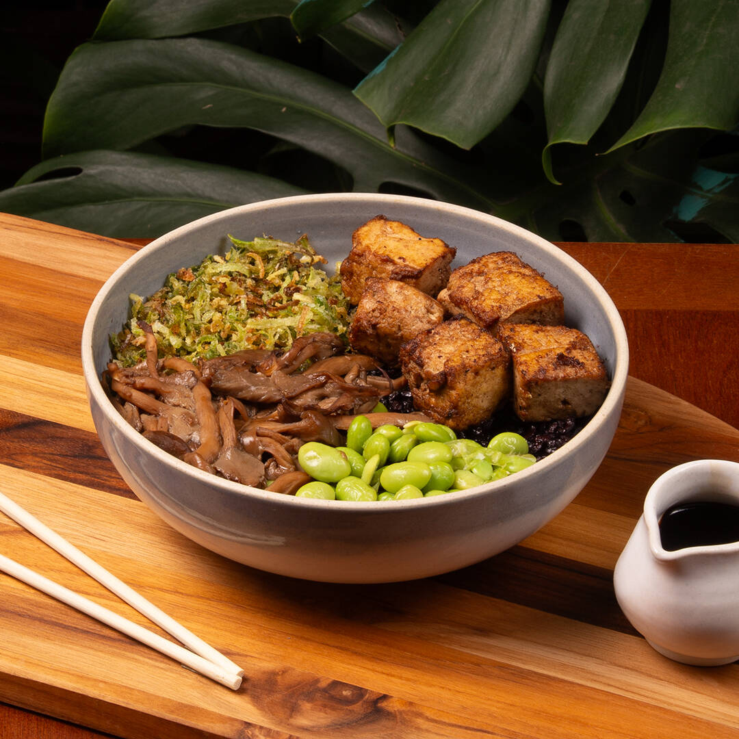 Tofu grelhado, regado com molho asiático a base de shoyu e um toque cítrico de limão. Arroz negro, shimeji, edamame e crispy de alho poró.