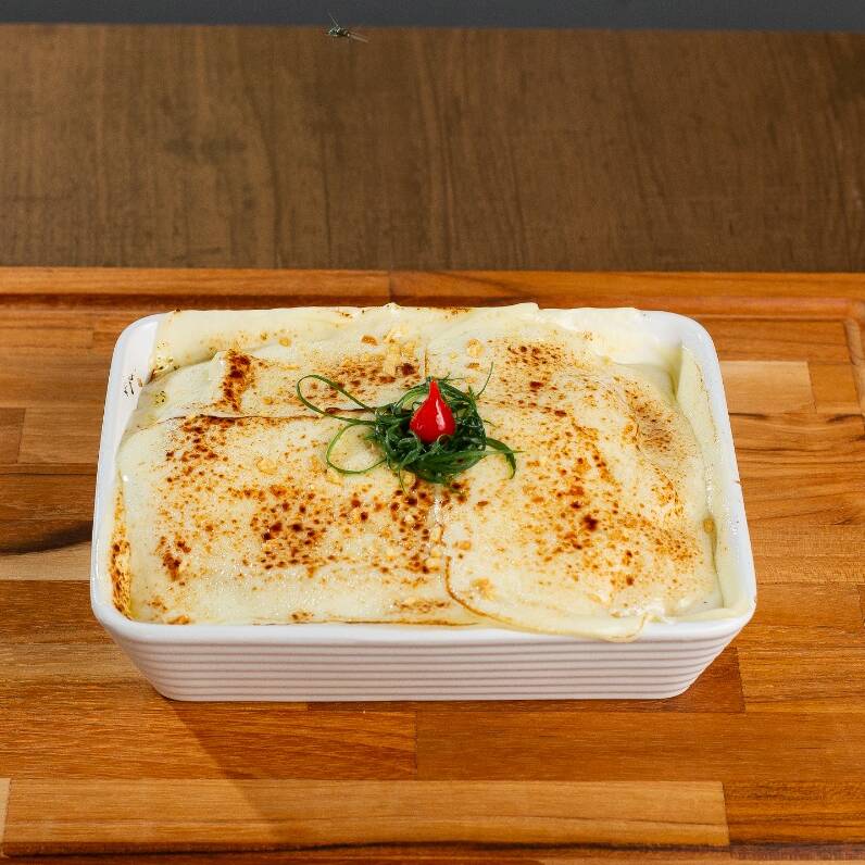 Delicioso escondidinho preparado com purê de batata caseiro e cremoso, recheado com calabresa refogada e bem temperada, coberto com uma generosa camada de muçarela e Catupiry cremoso. Finalizado com gratinado dourado, proporcionando muito sabor e uma textura irresistível em cada garfada.