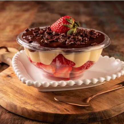 Morango, creme de galak, ganache de chocolate nobre ao leite, raspas de chocolate nobre, finalizado com morangos