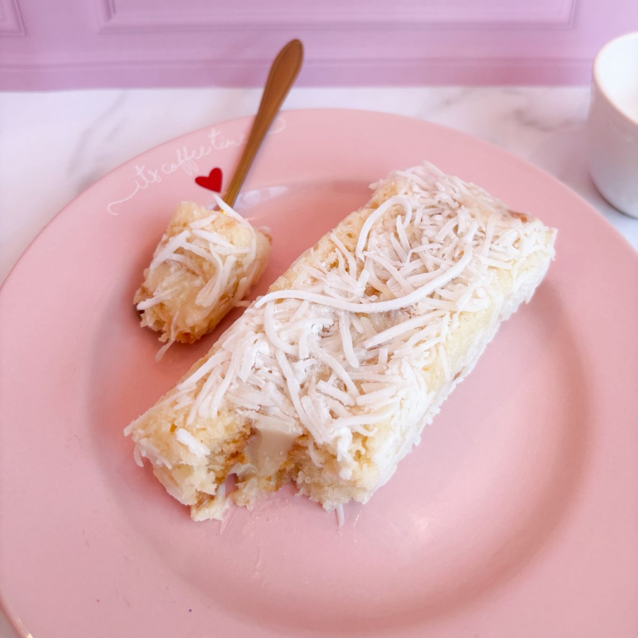 Bolo gelado de coco bem molhadinho, gelado na medida certa e com aquele gostinho de infância. Derrete na boca!