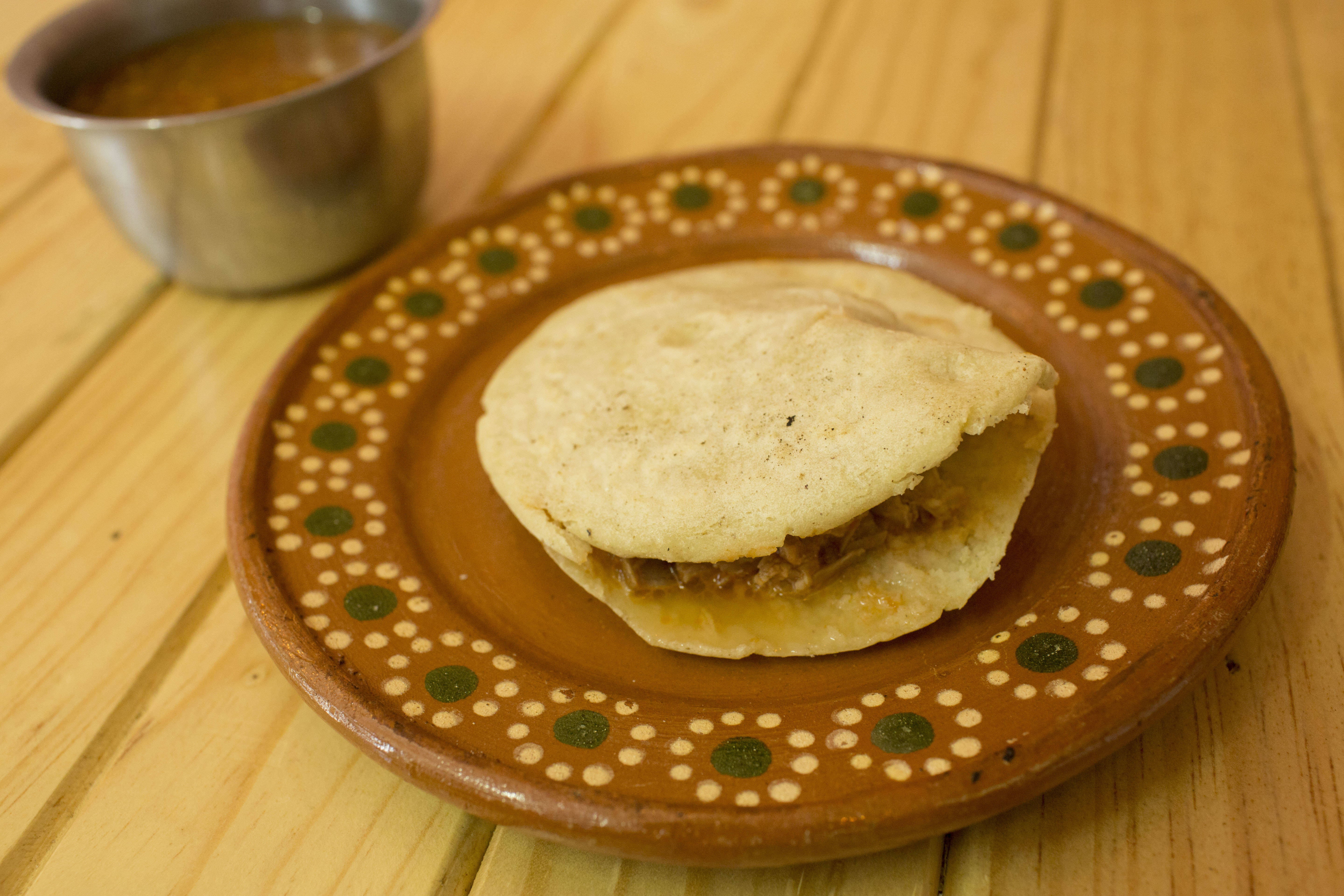 Gordita de Mole con Pollo