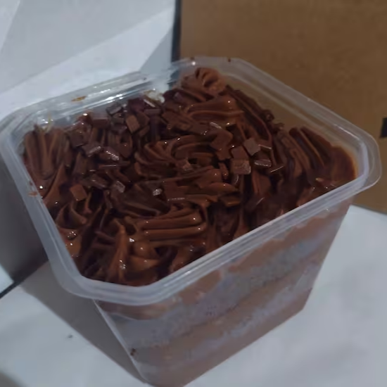 Feito com bolo de chocolate e brigadeiro de chocolate .