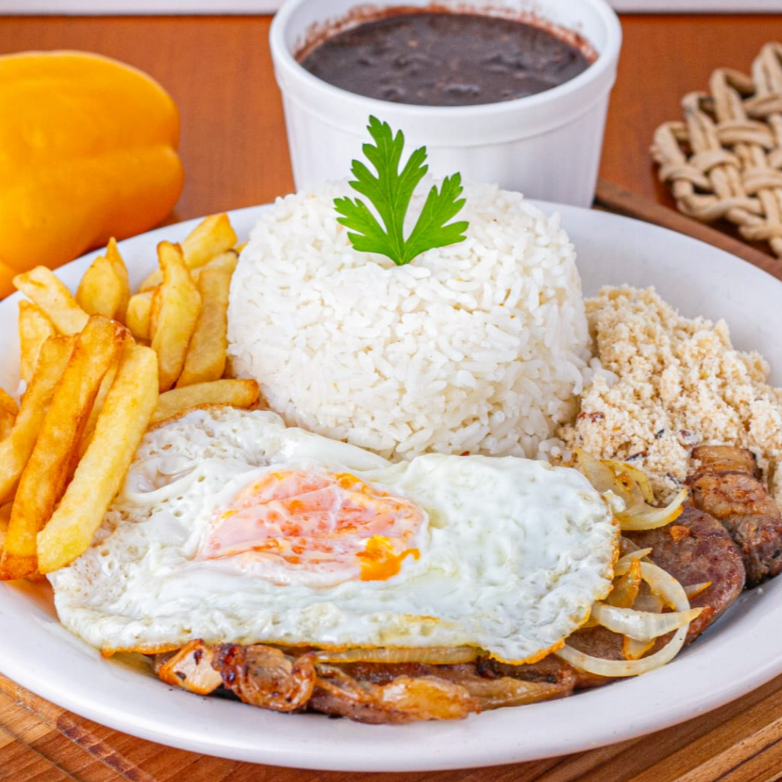 Suculento bife de contra filé acebolado e coroado com um ovo frito. Acompanha um arroz branco soltinho e um feijão preto bem temperado, e nossa tradicional farofa da casa. Servido numa marmitex com aproximadamente 600gr, embalagem vai ao microondas.