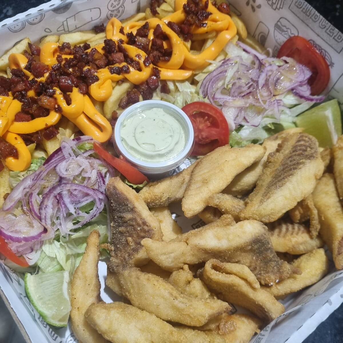 Super delicioso esse combo leva 400gr de filé de tilápia a moda Mineira, 1 porção de fritas com cheddar e bacon (500gr), saladinha fresquinha, potinho de molho da casa e 1 coca-cola 2lts