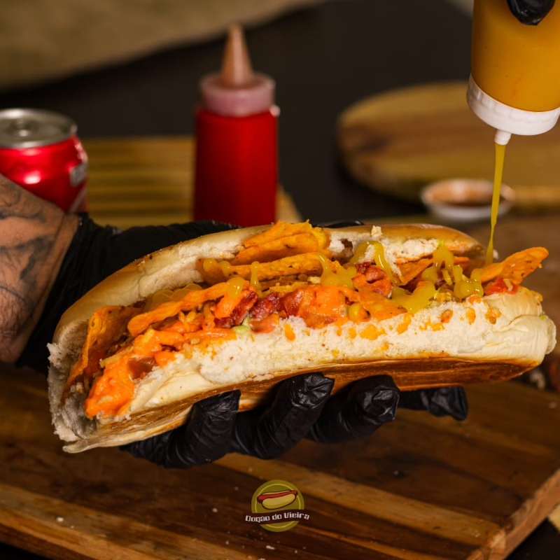 Pão especial duas vinas perdigão, tomate,milho,maionese caseira,cheddar, bacon em cubos e doritos.