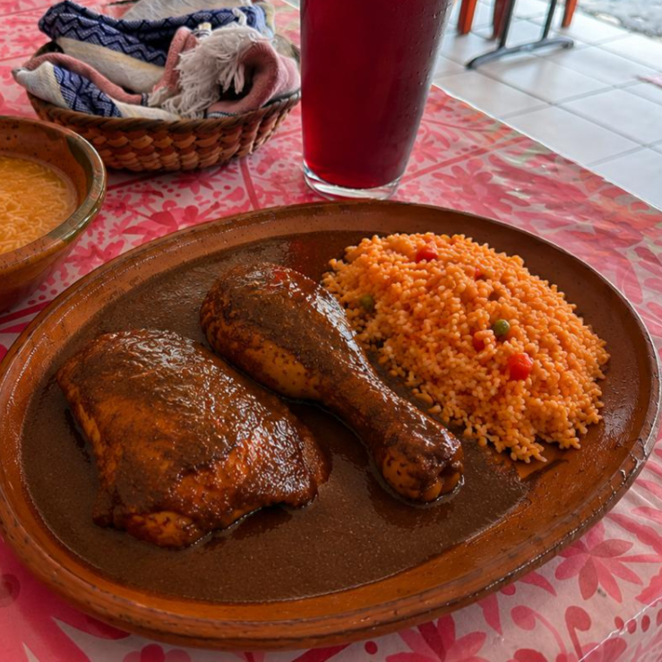 Mole con Pollo