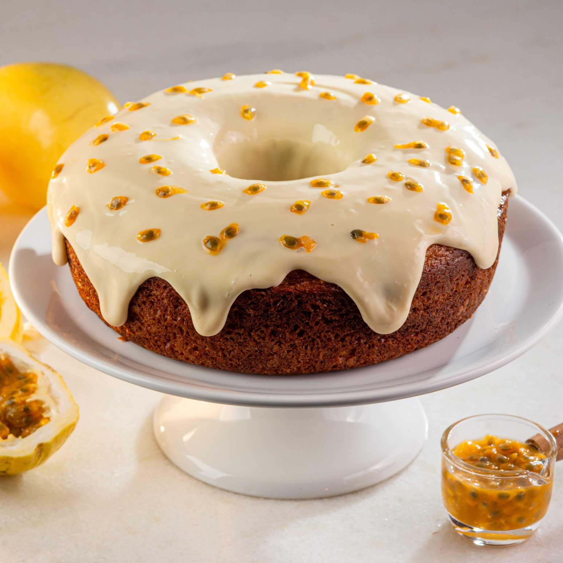 Delicioso Bolo de maracujá caseiro, com suco na massa, com cobertura de mousse de maracujá e polpa da fruta (sementes). Imagem meramente ilustrativa.
Bolo pequeno serve até 8 pessoas
Bolo grande serve até 16 pessoas