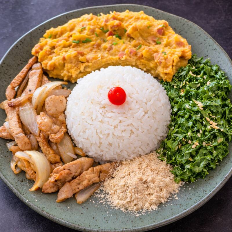 Pernil acebolado em tiras acompanhado de tutu de feijão, couve refogada e arroz.