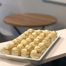 Uva verde sem semente envolvida com um brigadeiro branco, banhado em chocolate nobre e finalizado com uma decoração artística feita a mão.