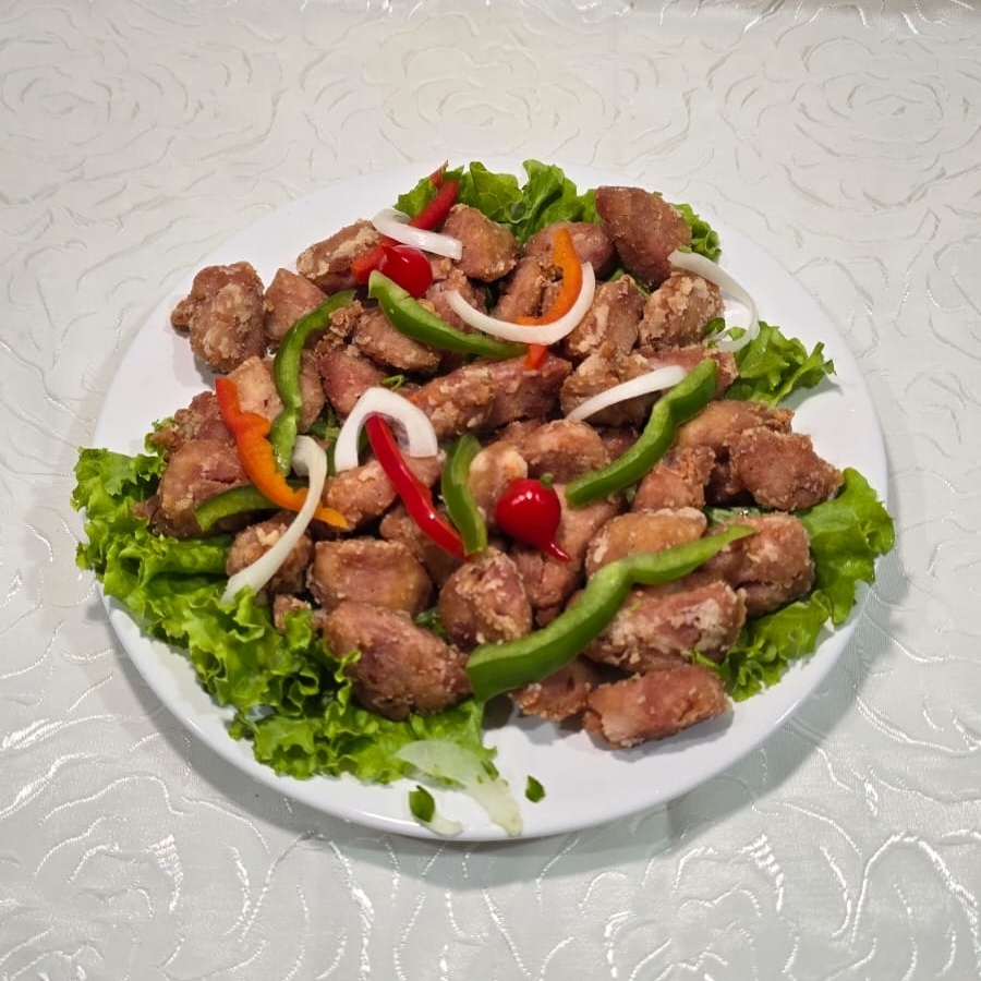 Muito comum nos churrascos e tira gostos pelo Brasil a Toscana de frango aqui recebeu um toque especial do chefe sendo servida empanadinha e crocante Frita.