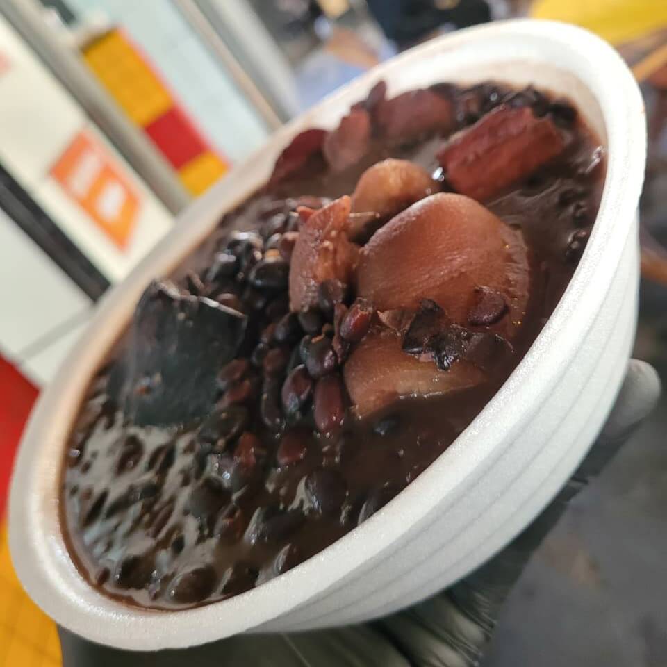 1 Marmitex somente com feijoada , sem nenhum tipo de acompanhamento.