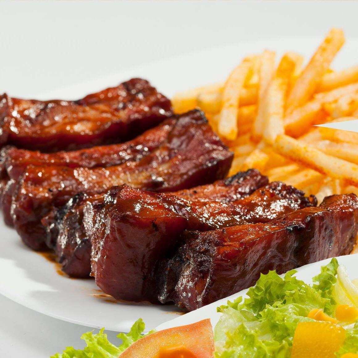 Costillas de cerdo al barril con salsa BBQ.