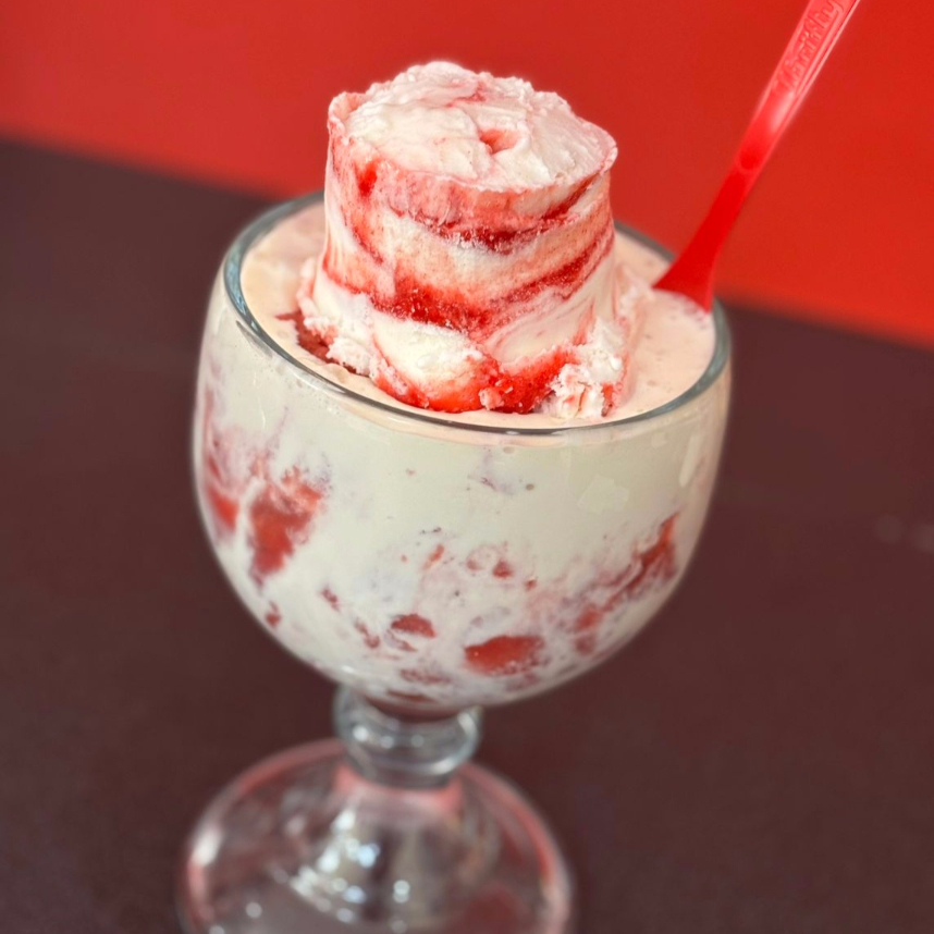 Fresas con Crema y 1 Bola de Helado