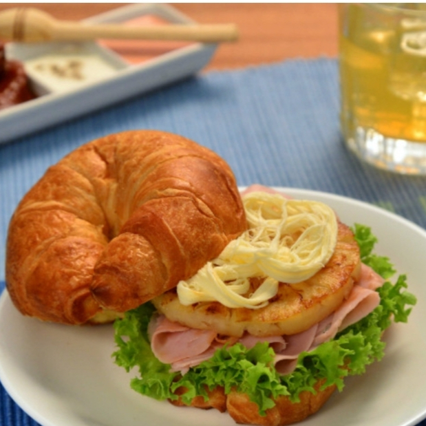 El cachón (jamón, queso y pollo)