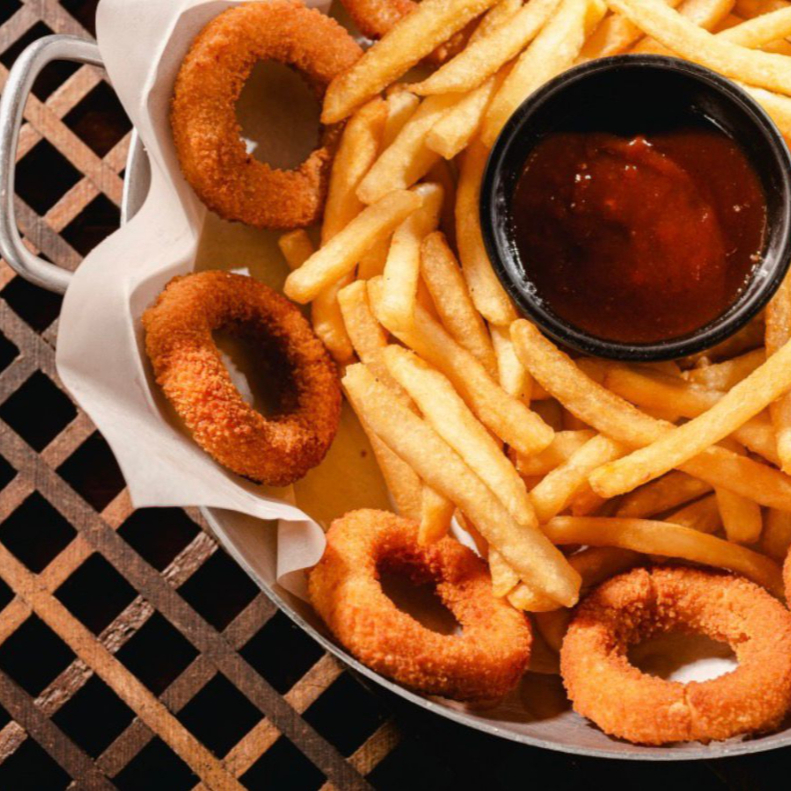 6 anéis de cebola empanada e batata frita super crocantes. Acompanha molho barbecue artesanal.