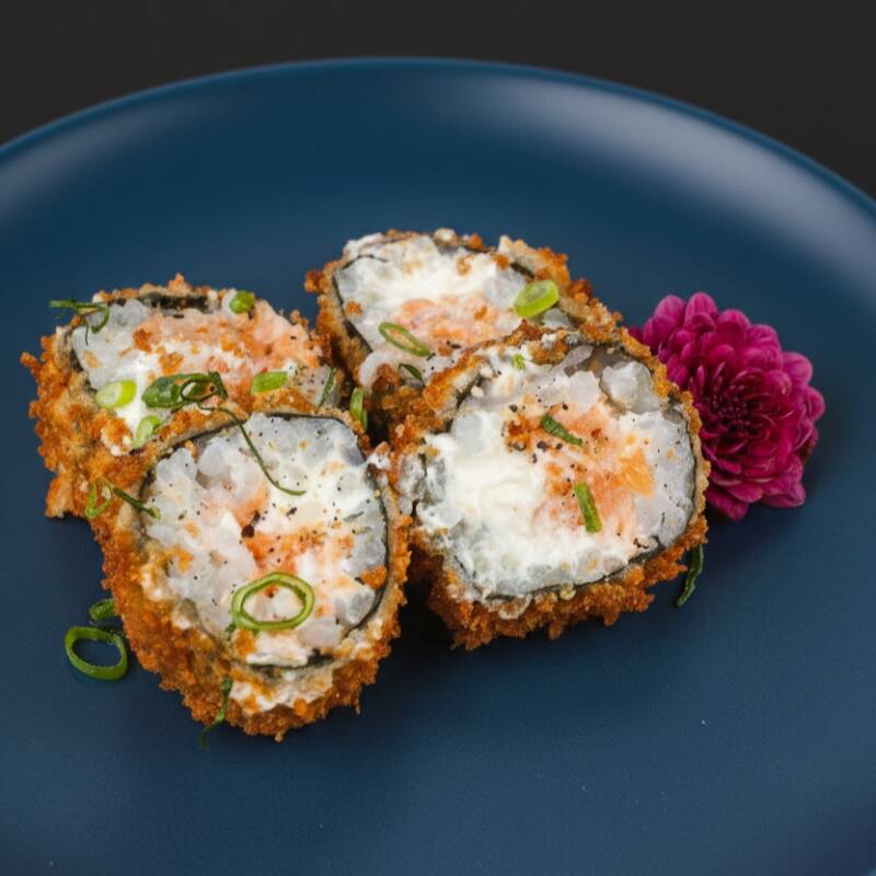 Salmão, arroz japonês empanado, cream cheese, gergelim e cebolinha.