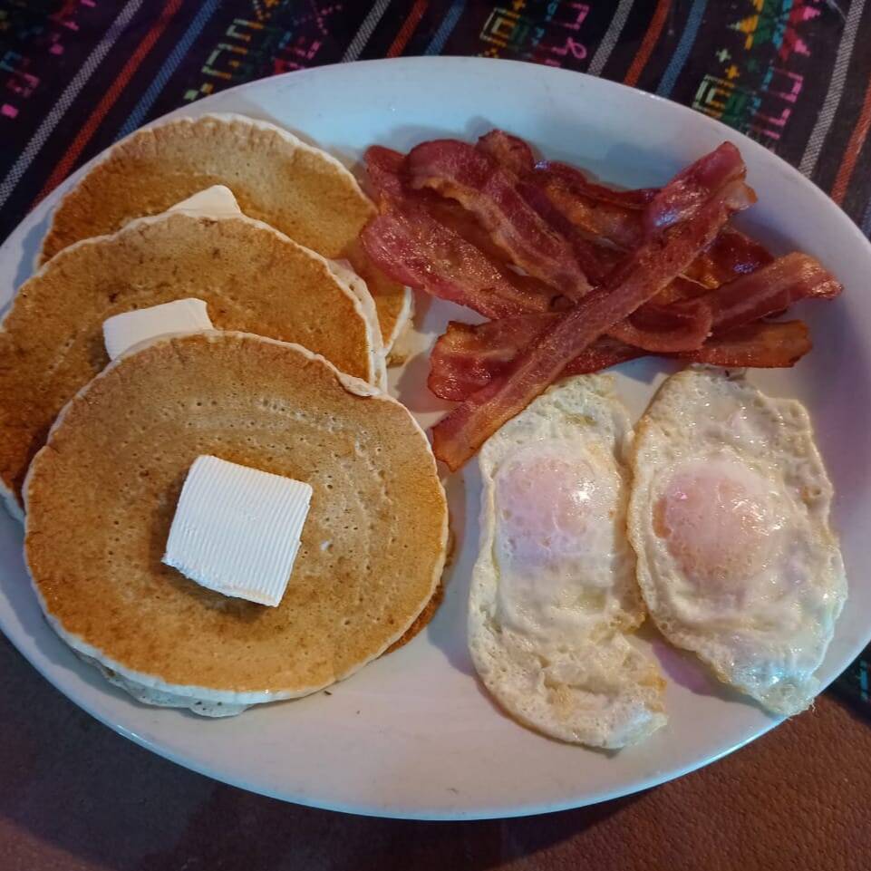 HOTCAKES HUEVO Y TOCINO