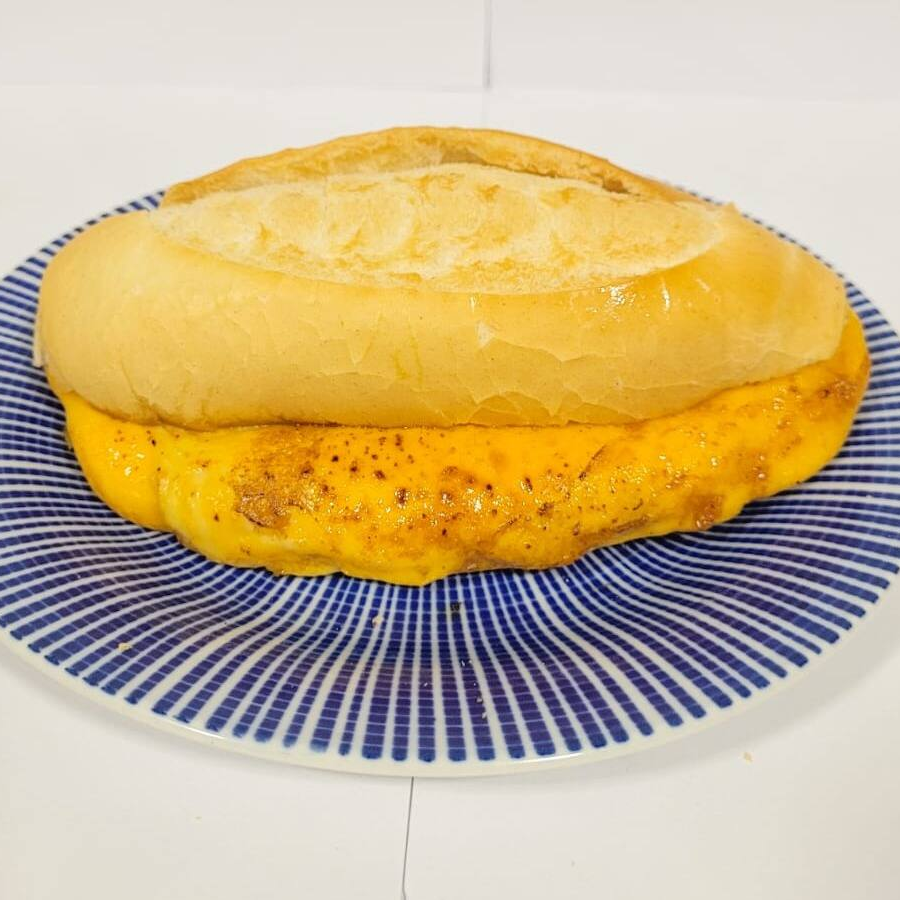 Tradicional pão francês com 4 fatias de queijo (mussarela ou prato) e manteiga.