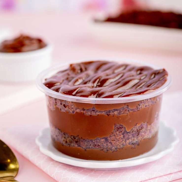 massa de chocolate 100% cacau intercalados com ganache de brigadeiro feiro com chocolate em po 50% e 100% cacau