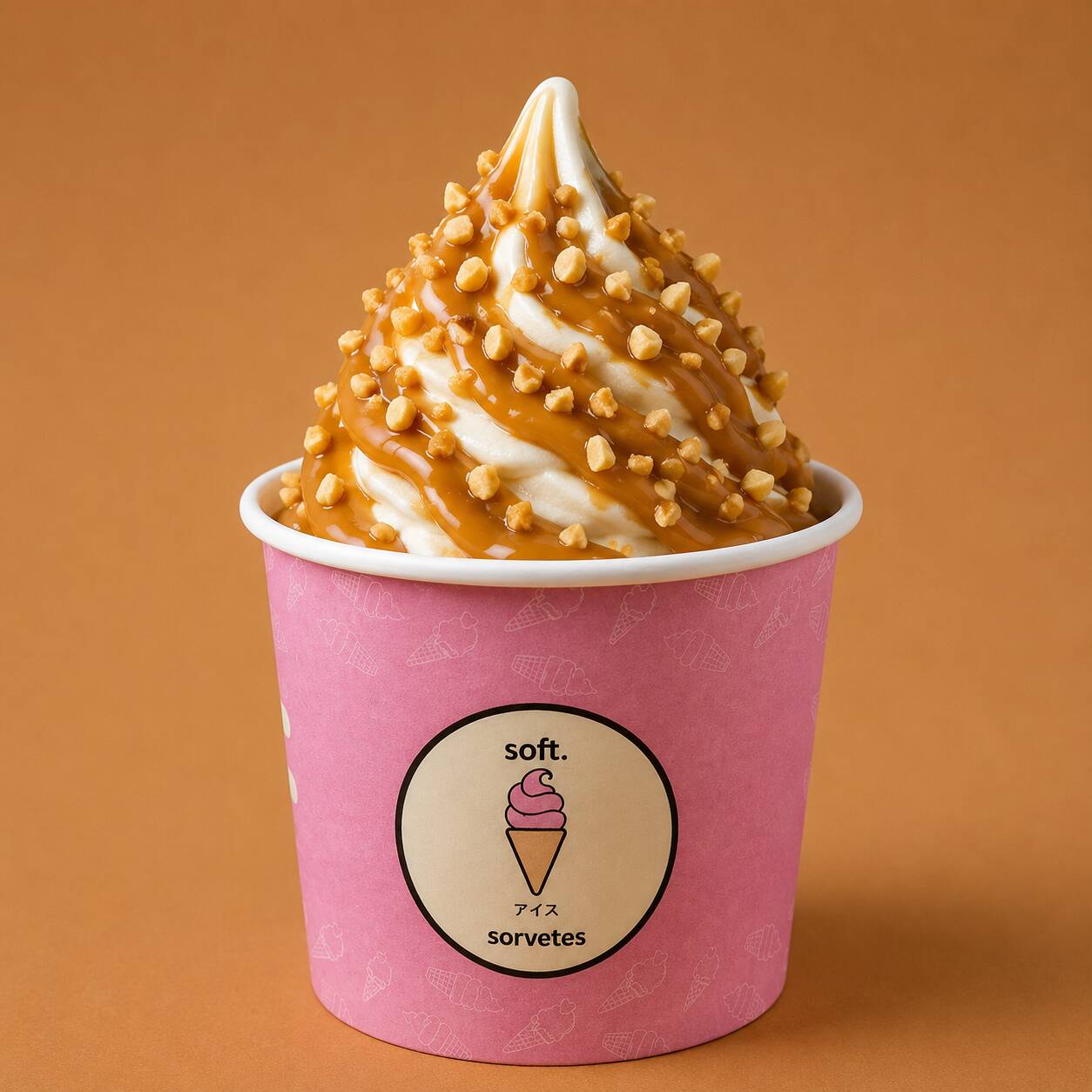 Conheça o novo Sundae Dulce de Leche ! Esse irresistível sundae é preparado com o nosso cremoso sorvete de baunilha, coberto por uma generosa calda de Doce de Leite mineiro autêntico (Doce de Leite Rocca®️) e finalizado com amendoins crocantes e um canudo bitu. Uma combinação perfeita entre o suave e o intenso, que transforma cada colherada em um momento de puro prazer. imagem meramente ilustrativa.