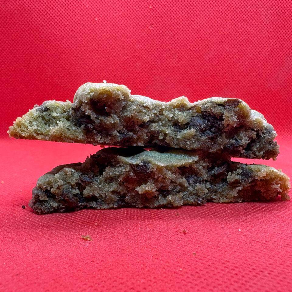 Galleta clásica con chispas de chocolate.