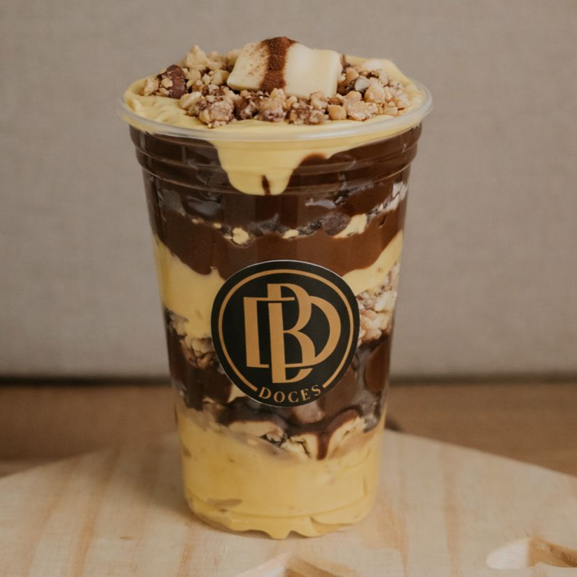 Camadas irresistíveis de brigadeiro branco e brigadeiro preto, intercaladas com pedaços generosos de Kinder Bueno White. No meio do copo, uma camada cremosa de Nutella, trazendo ainda mais sabor e intensidade ao conjunto. Finalizado com brigadeiro branco, brigadeiro preto e muito Kinder para completar. Um copo super cremoso, equilibrado e feito para os apaixonados por chocolate.